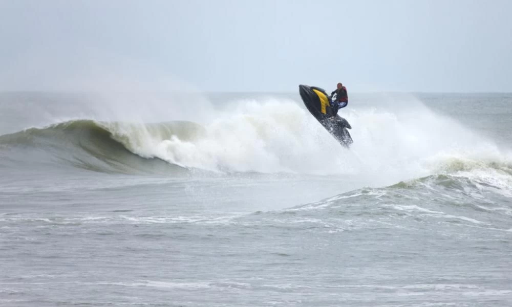 Φυλακίστηκε επειδή διέσχισε την θάλασσα με τζετ σκι για να συναντήσει την κοπέλα του